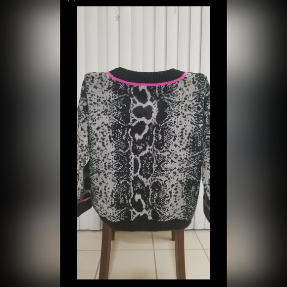 NWT FULL CIRCLE CHEETAH/SNAKE PYTHON PRINT HOT PINK SWEATER BARBIECORE BLK & GRY - Picture 4 of 5